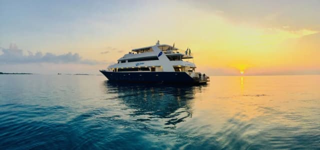 Welcome to the World of Liveaboard Diving Welcome to the World of Liveaboard Diving