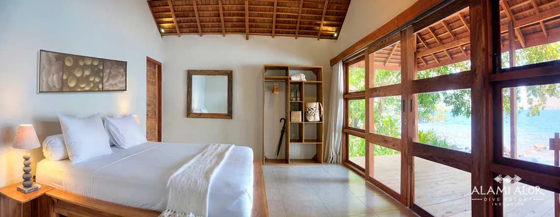 An elegant bedroom with a sea view at Alami Alor resort. An elegant bedroom with a sea view at Alami Alor resort.