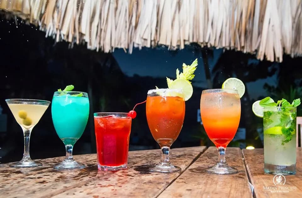 Cocktails at Maya Princess Roatan Cocktails at Maya Princess Roatan