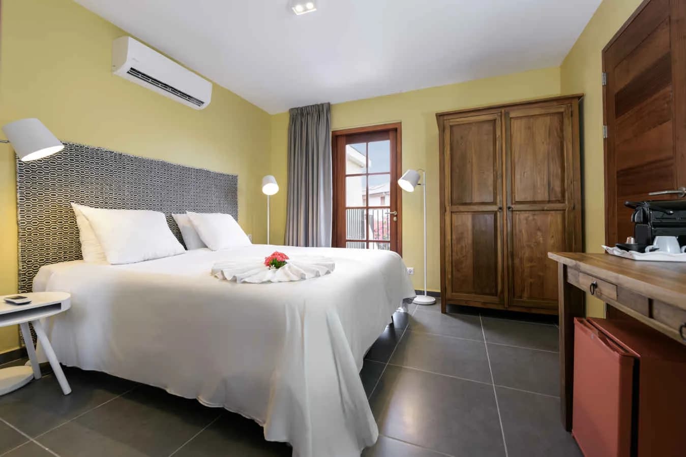 A room interior with a bed at Livingstone Jan Thiel Beach Resort A room interior with a bed at Livingstone Jan Thiel Beach Resort