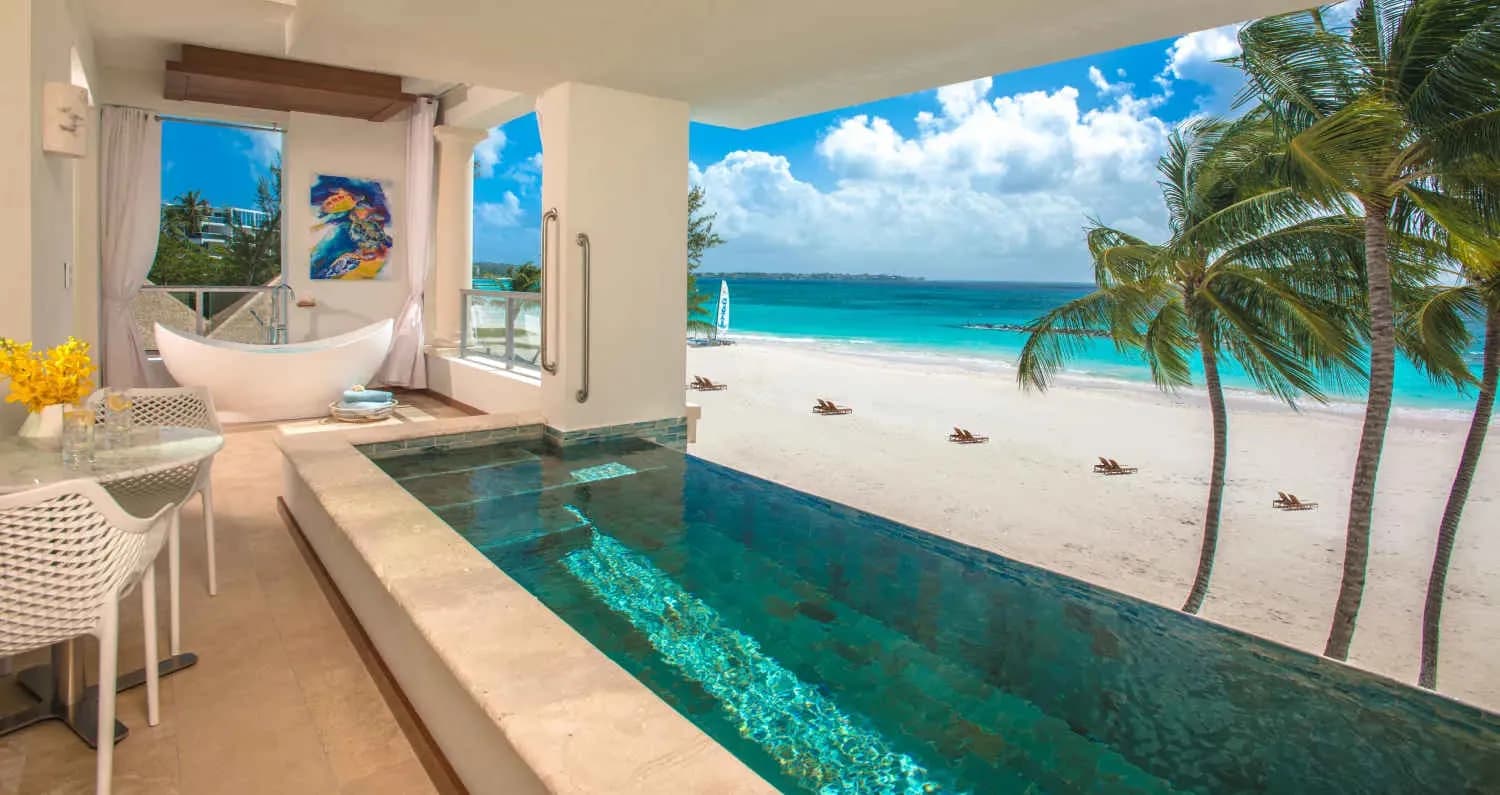 Skypool Suite with pool overlooking the beach Skypool Suite with pool overlooking the beach