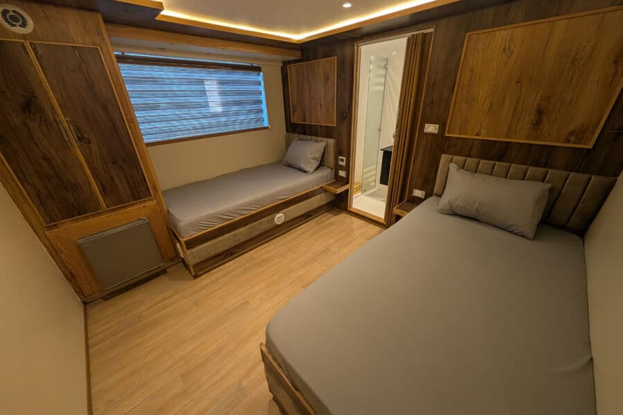 Twin Main Deck - image Twin Main Deck - image