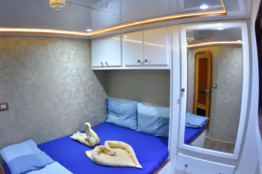 Queen-bed cabin Upper Deck - image Queen-bed cabin Upper Deck - image