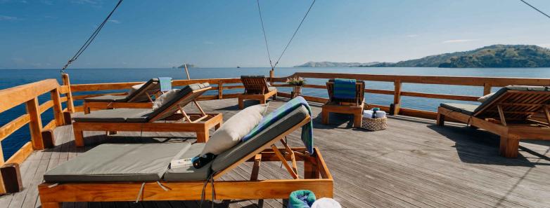 Large sundeck with lounge chairs