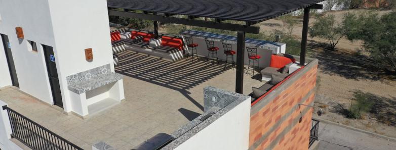 Roofdeck with shaded area for chairs and tables