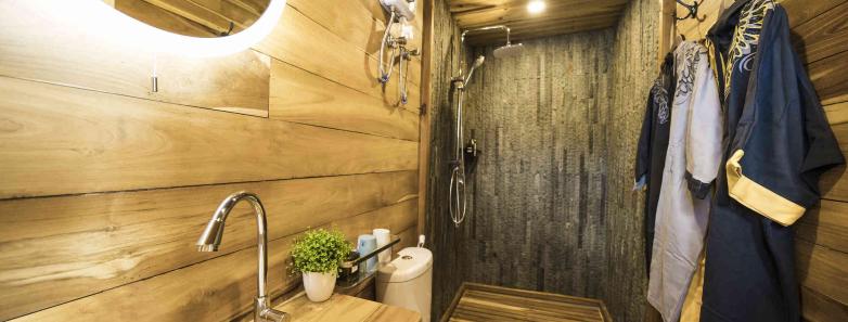 Well-equipped ensuite bathroom