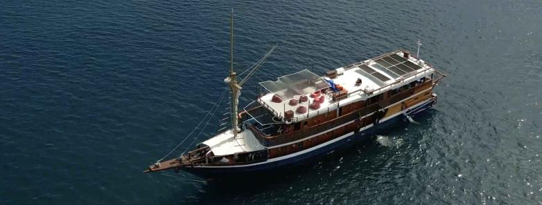 Mari Liveaboard on the water