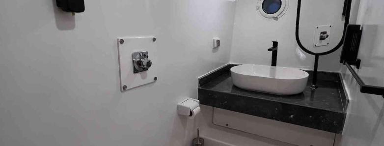 Well-equipped ensuite bathroom