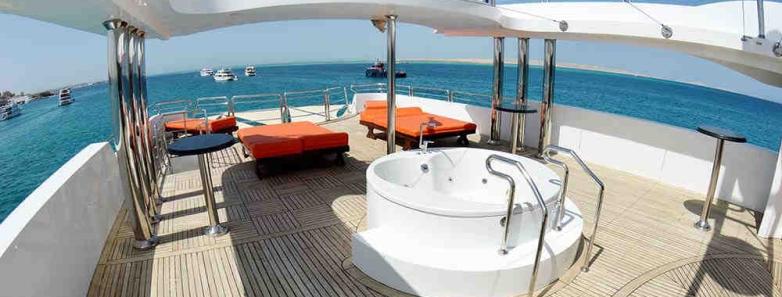 The spacious sundeck with jacuzzi