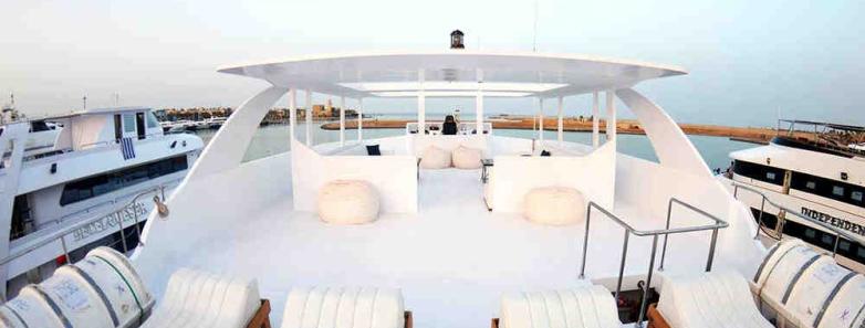 The spacious sundeck with sunbeds