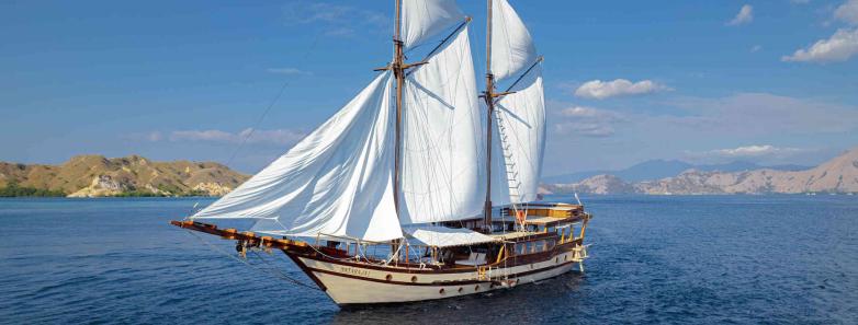 The Nataraja Liveaboard makes her way across the water