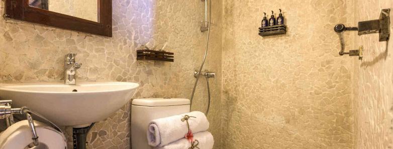 The well-equipped ensuite bathroom