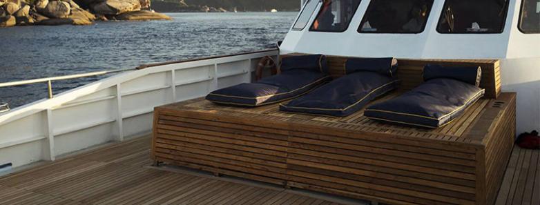 The spacious sundeck with sunbeds