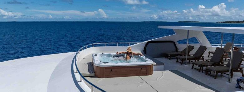 Sundeck with jacuzzi