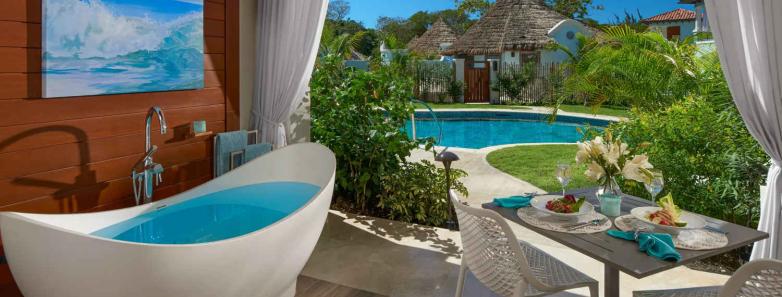 Tranquility tub of the Crystal Lagoon Suite