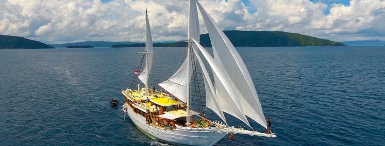 Teman Liveaboard gliding through the water