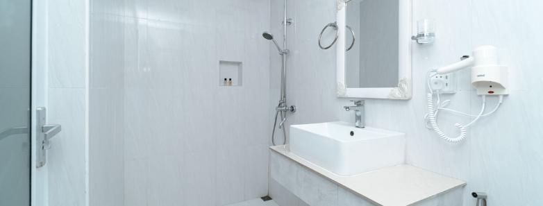 Fully-equipped ensuite bathroom