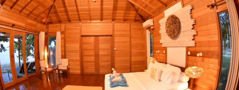 Spacious room and large bed of the Superior Bungalow